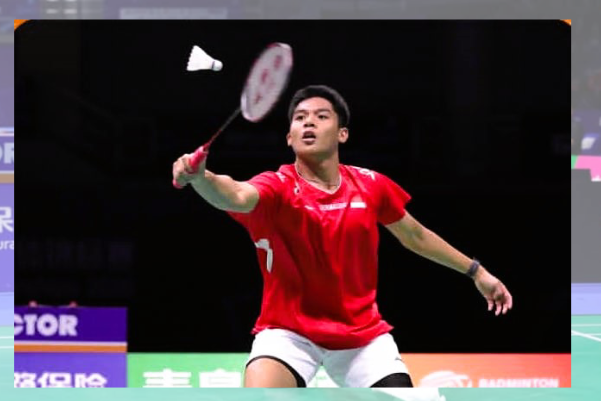 TANGGUH: Moh. Zaki Ubaidillah saat bertanding melawan atlet Jepang pada kejuaraan Badminton Asia Team Championships, Sabtu (7/2) di Tiongkok.