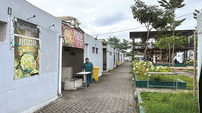 SEPI: Pengendara melintas di area Food Colony Pamekasan Senin (9/2). (RAHMAT HIDAYAT UNTUK JPRM)