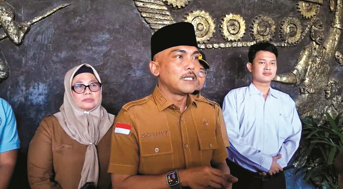 TEGAS: Ketua Satgas MBG Kabupaten Bangkalan Bambang Budi Mustika saat ditemui di kantornya Kamis (25/9/2025). (ZEINAL ABIDIN/JPRM)