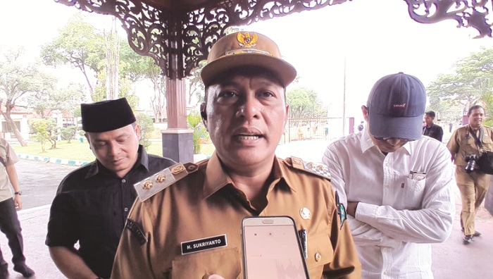 TEGAS: Wabup Sukriyanto saat doorstop dengan awak media di Pendopo Ronggosukowati kemarin. (M. KHOLIL RAMLI/JPRM)