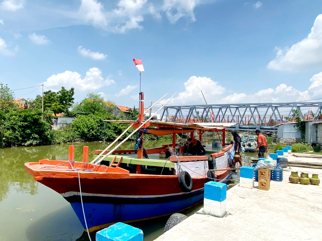 BERLAYAR: Warga menaikkan barang ke kapal di Pelabuhan Tanglok, Sampang, Jumat (6/2). (AYU LATIFAH/JPRM)