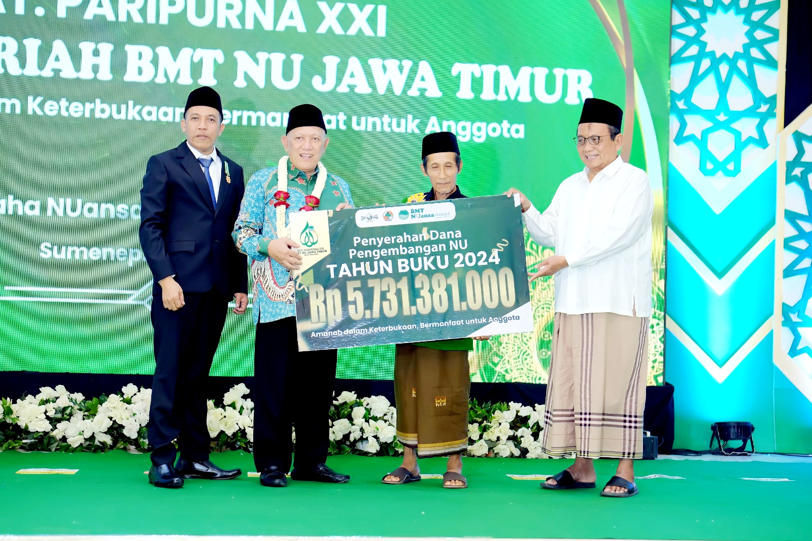 PERSEMBAHAN UNTUK NU: Penyerahan Dana NU sebesar Rp 5,7 miliar secara simbolis pada 2025. (BMT NU JATIM UNTUK JPRM)