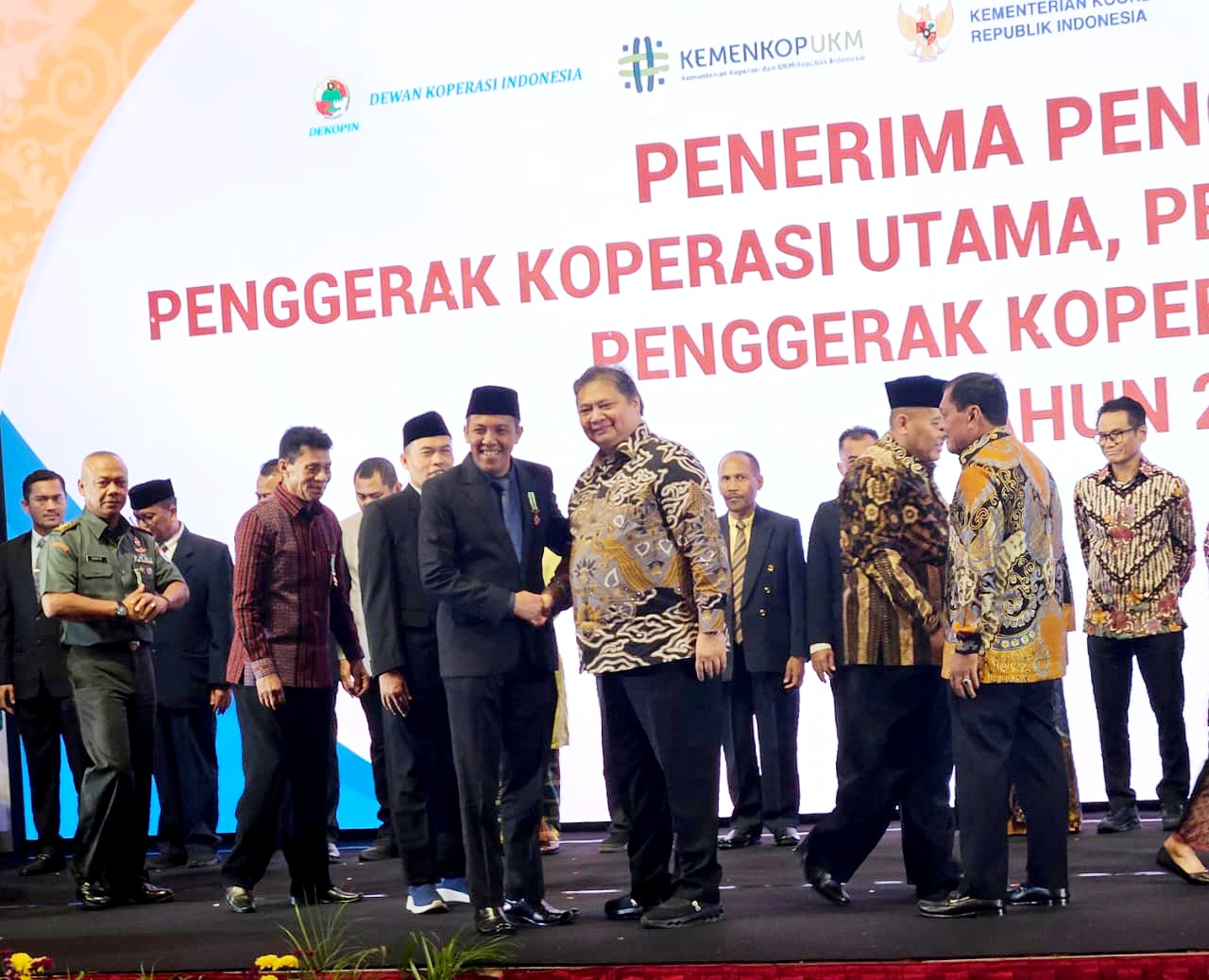 APRESIASI: Dirut BMT NU Jawa Timur Masyudi Kanzillah berfoto bersama Menteri Koordinator Perekonomian RI Airlangga Hartarto dalam Anugerah Tokoh Koperasi Pratama Indonesia. (BMT NU JATIM UNTUK JPRM)