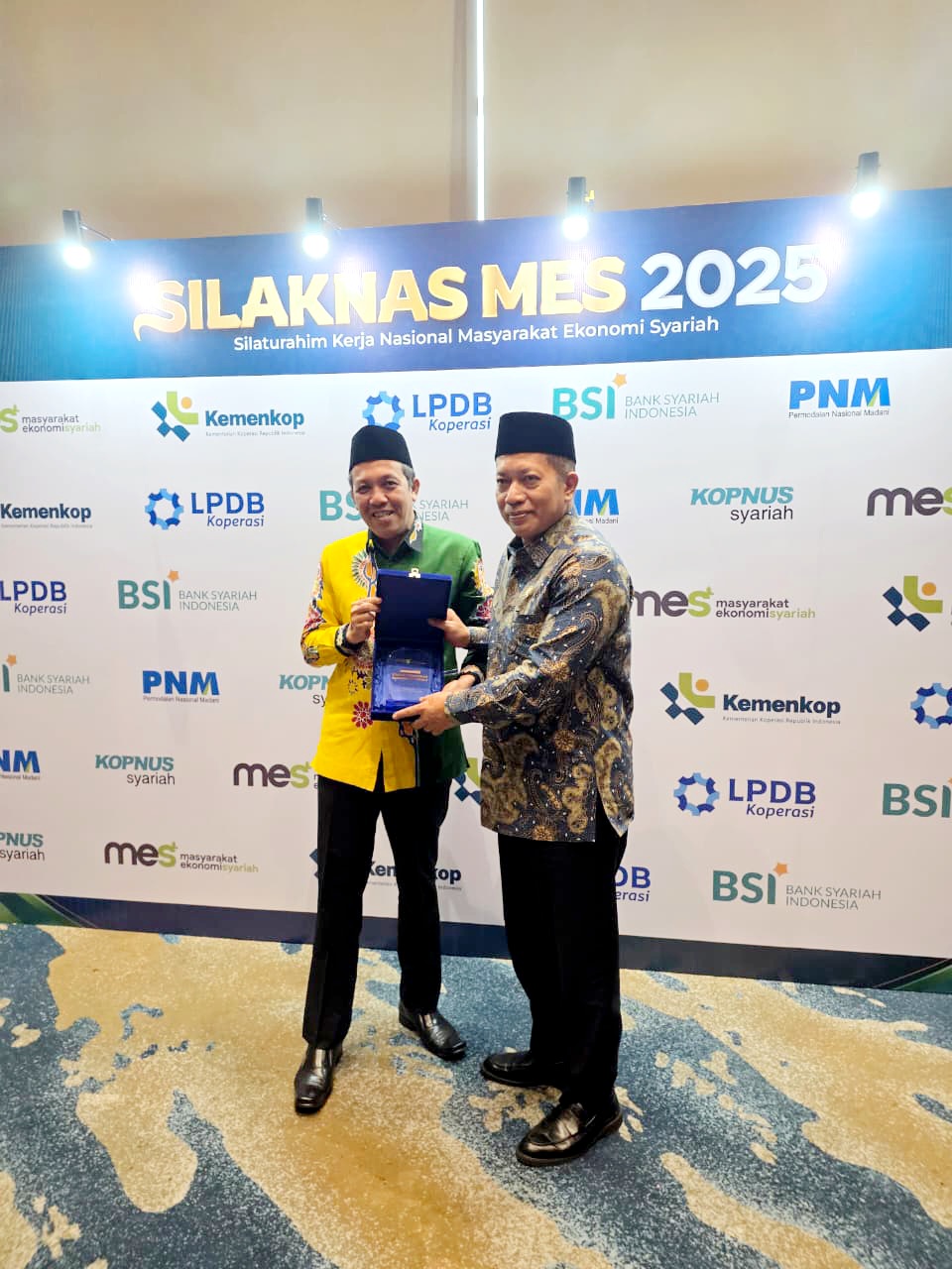 Dirut BMT NU Jawa Timur Masyudi Kanzillah berfoto bersama Menteri Koperasi RI Ferry Juliantono dalam Anugerah Tokoh Penggerak Koperasi Syariah Indonesia 2025. (BMT NU JATIM UNTUK JPRM)