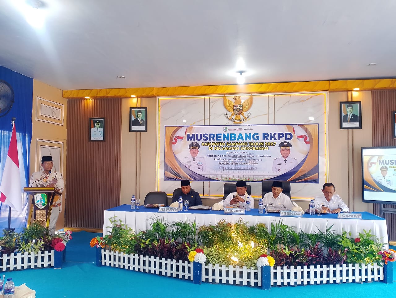 WAKIL RAKYAT: Ketua Komisi IV DPRD Sampang Muhammad Salim saat menyampaikan sambutan di wilayah dapil IV saat musrenbang di Kecamatan Sokobanah, Rabu (4/2).