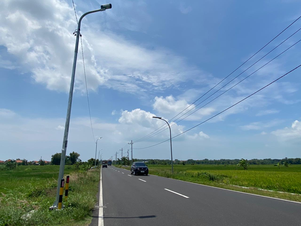 PENERANGAN: Pengendara sepeda motor melintas di Jalan Halim Perdanakusuma Sampang pada Jumat (6/2).