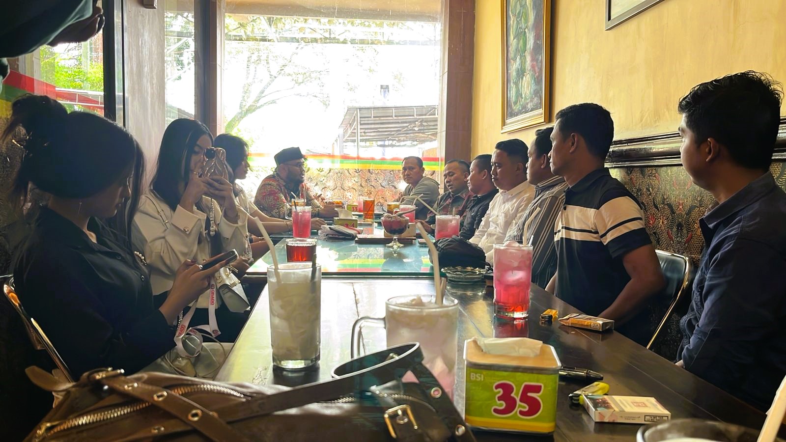 SINERGI: Pengprov Orado Jatim dan Pengkab Bangkalan melakukan rapat koordinasi di salah satu rumah makan di Ketengan, Kecamatan Burneh, Kamis (5/2)