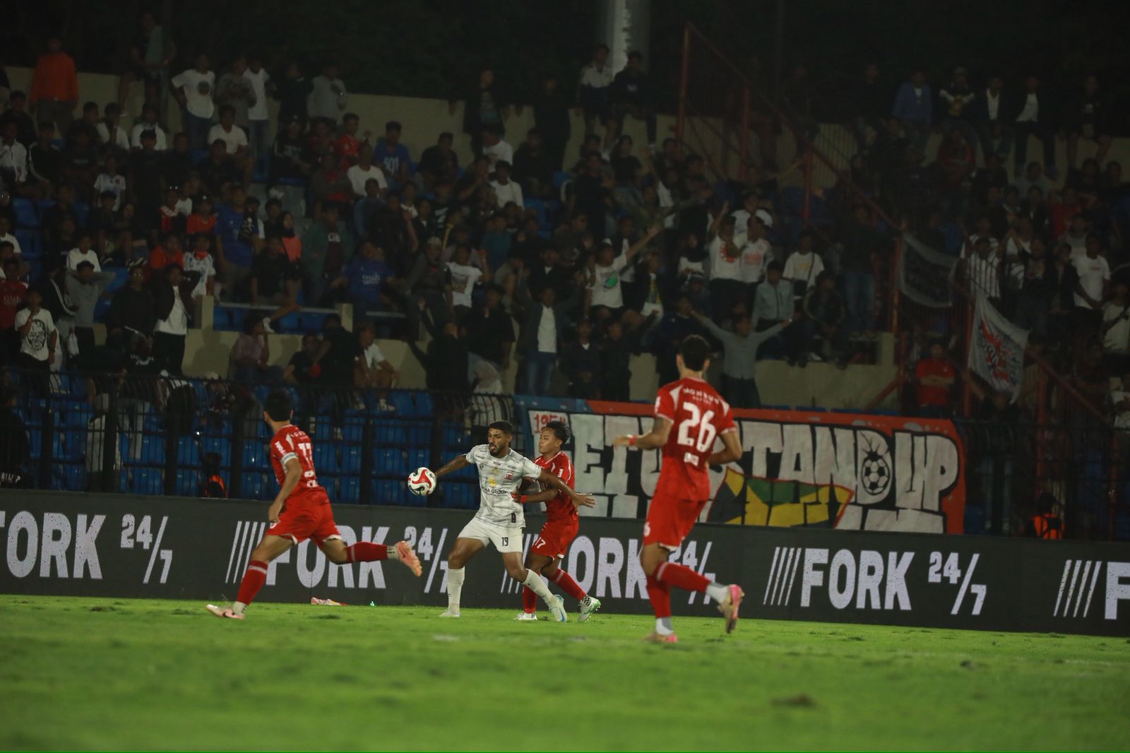 DUEL: Pemain MU Riquelme Sousa mencoba mempertahankan bola dari serangan pemain Persijap Jepara di Stadion Gelora Bumi Jepara, Sabtu (7/2) malam.