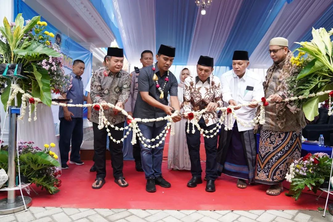 LAUNCHING: Wakil Bupati Bangkalan Moch. Fauzan Ja&rsquo;far (kiri) mendampingi Bupati Lukman Hakim saat peresmian SPPG di Desa Pettong, Kecamatan Tanah Merah, Minggu (8/2).