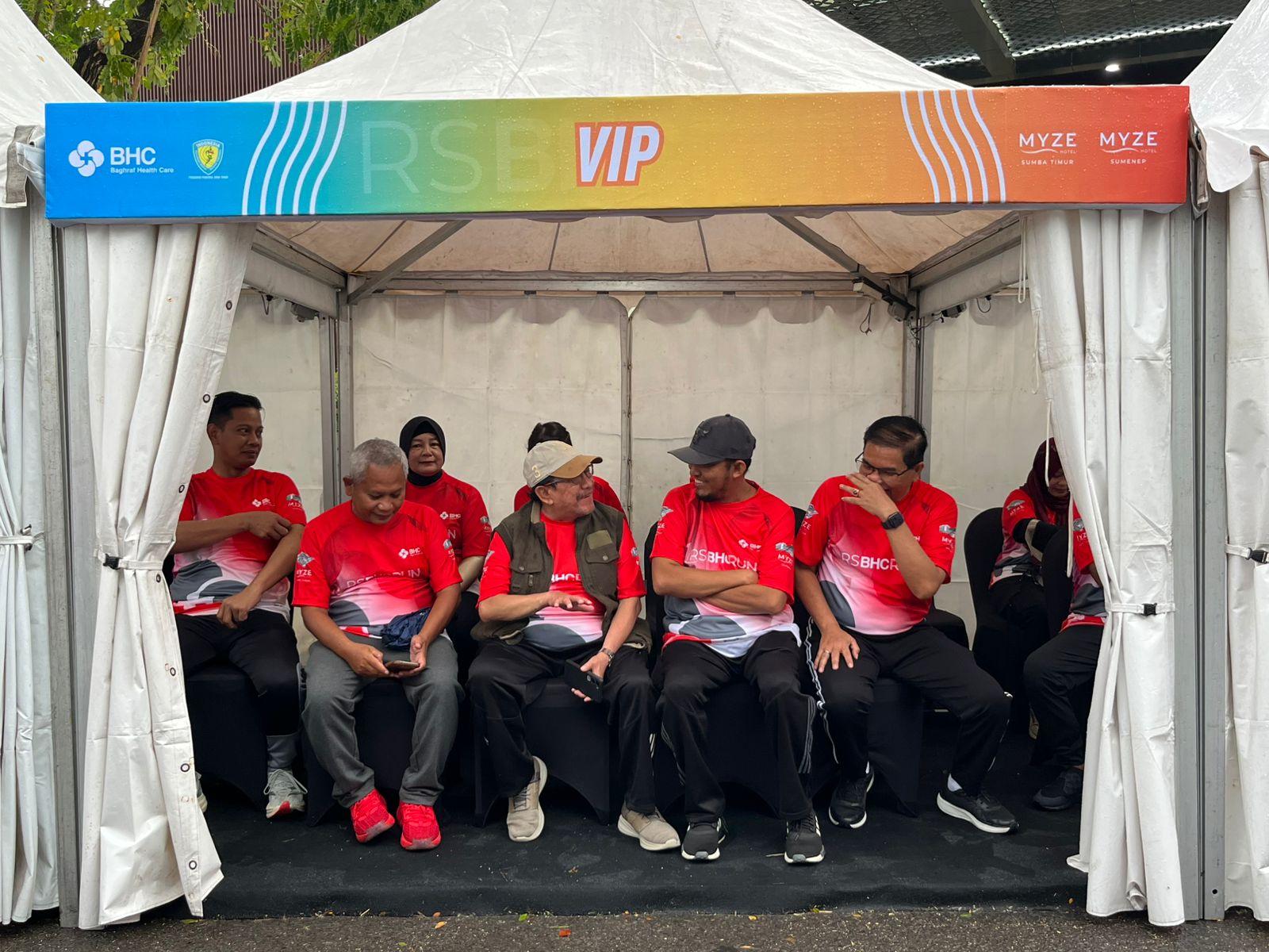 BERSINERGI: Bupati Sumenep Achmad Fauzi Wongsojudo (topi abu) saat menghadiri kegiatan RS BHC Run 2026 di Jalan Jokotole Lingkar Barat, Desa Babbalan, Kecamatan Batuan, Minggu (5/2).