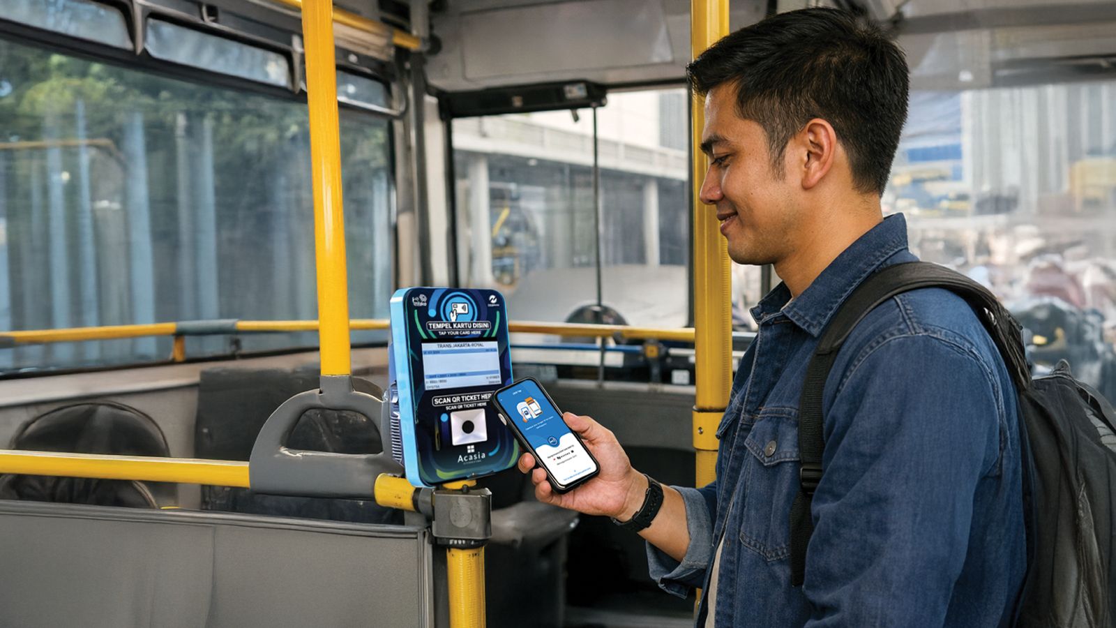 LEBIH MUDAH: Warga menggunakan layanan Qris Tap untuk jasa angkutan Transjakarta.