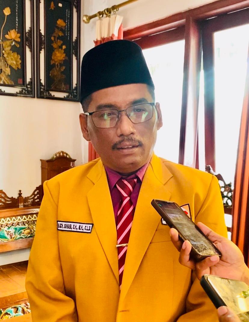 BERI PENJELASAN: Ketua DPC Partai Hanura Pamekasan terpilih Ach. Suhairi memberikan keterangan, Minggu (8/2).