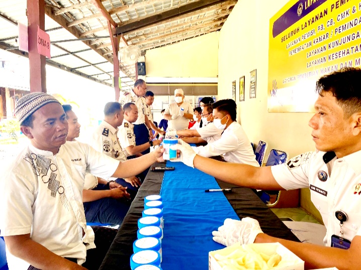 ANTISIPASI: Warga binaan dan petugas menjalani tes urine di Lapas Kelas II-A Pamekasan, Rabu (7/1). (MOH. IQBAL AFGANI/JPRM)