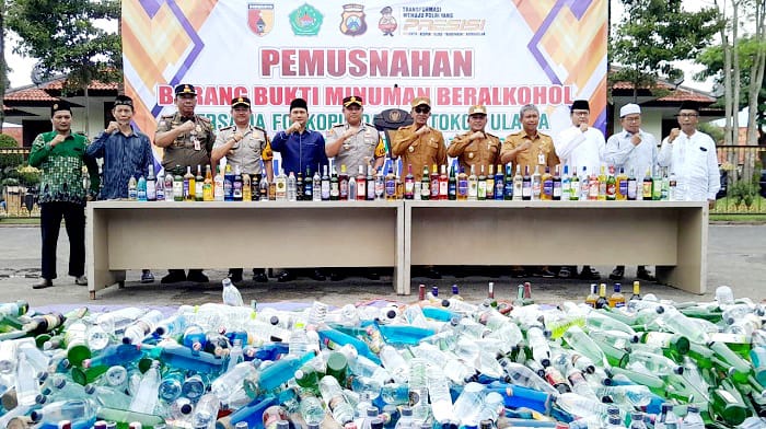 KOMITMEN: Bupati Pamekasan KH Kholilurrahman didampingi Wabup Sukriyanto bersama forkopimda dan tokoh ulama dalam pemusnahan barang bukti minuman beralkohol di Pendopo Ronggosukowati Senin (9/2).