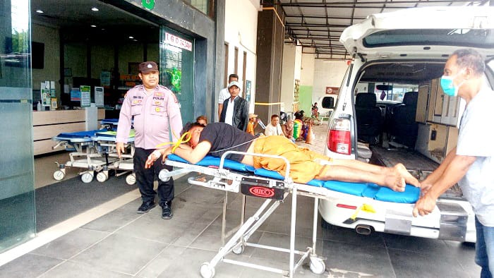 JALANI PERAWATAN: Penyidik Polsek Kamal saat membawa tersangka Sakroni ke RSUD Syamrabu Bangkalan Kamis (1/1). (POLSEK KAMAL UNTUK JPRM)