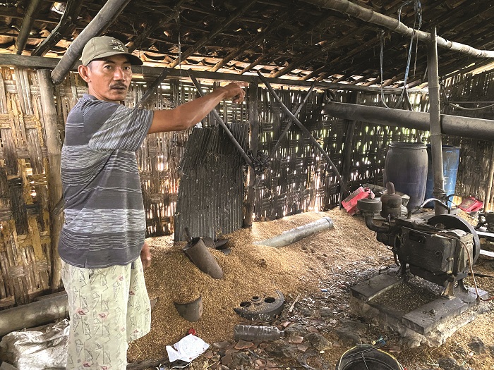 INGAT KEJADIAN: Korban Saifullah menunjukkan lokasi pembobolan mesin selep padi di Dusun Briga, Desa Dasok, Kecamatan Pademawu, Pamekasan, Senin (9/2). (MOH. IQBAL AFGANI/JPRM)