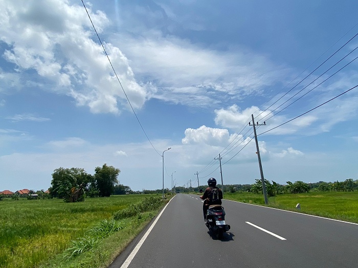 PENERANGAN: Pengendara sepeda motor melintas di Jalan Halim Perdanakusuma Sampang pada Jumat (6/2). (AYU LATIFAH/JPRM)