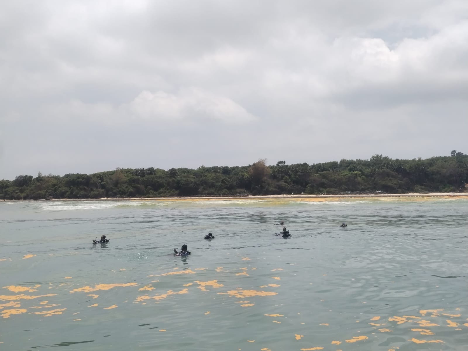 OBSERVASI: Para penyelam meneliti tumpahan minyak mentah di Pulau Gili Iyang, Kecamatan Dungkek, Sumenep.