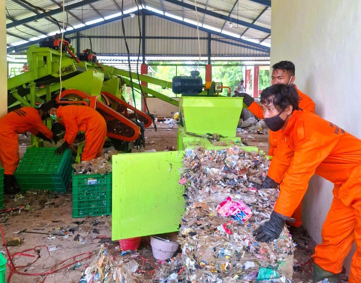 BEKERJA: Sejumlah petugas tengah melakukan pengolahan sampah di TPA Desa Torbang, Kecamatan Batuan, Sumenep.