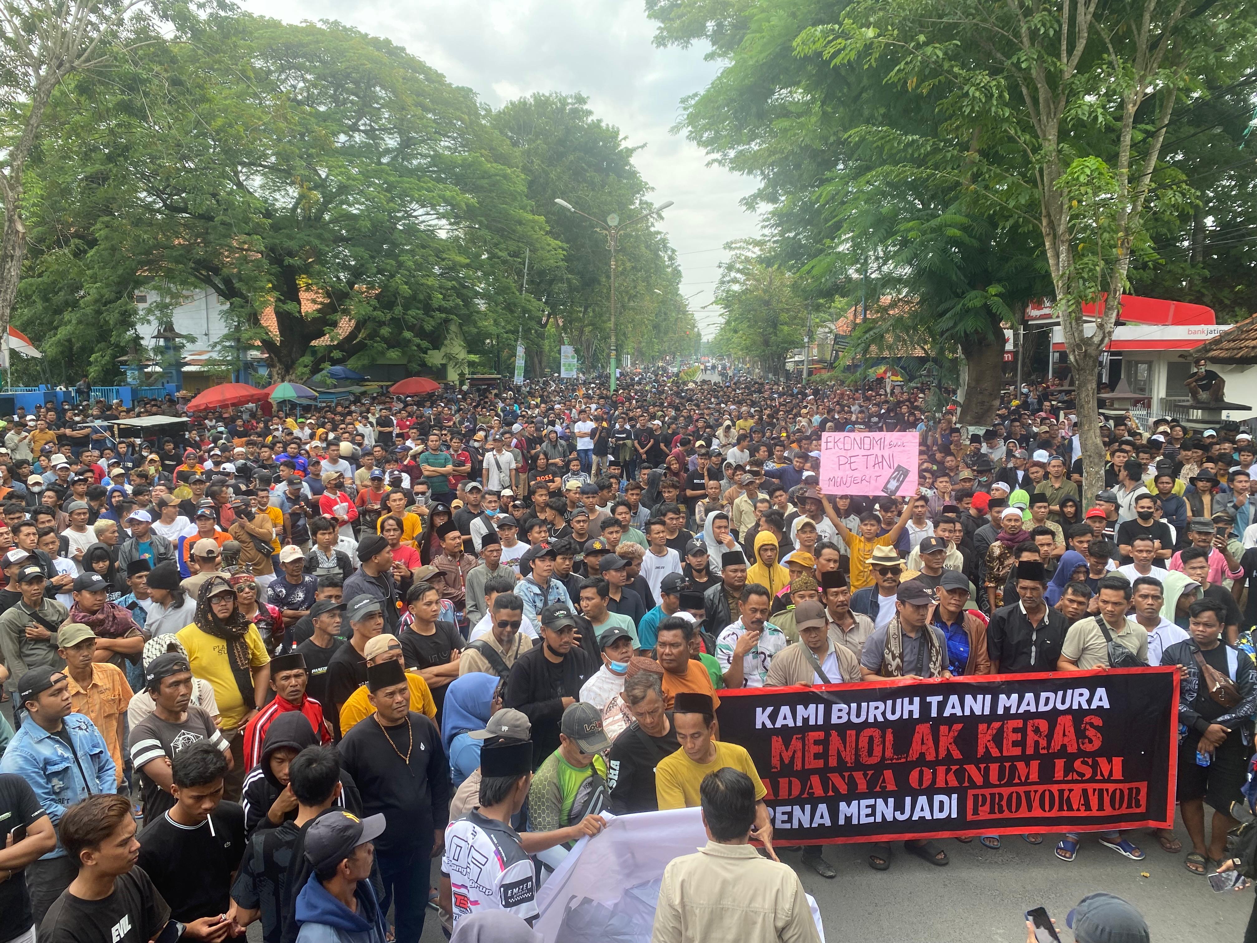 TUTUP JALAN: Ribuan massa dari petani dan buruh menggelar aksi menuju kantor Pemkab Pamekasan, Jawa Timur, Selasa (10/2).