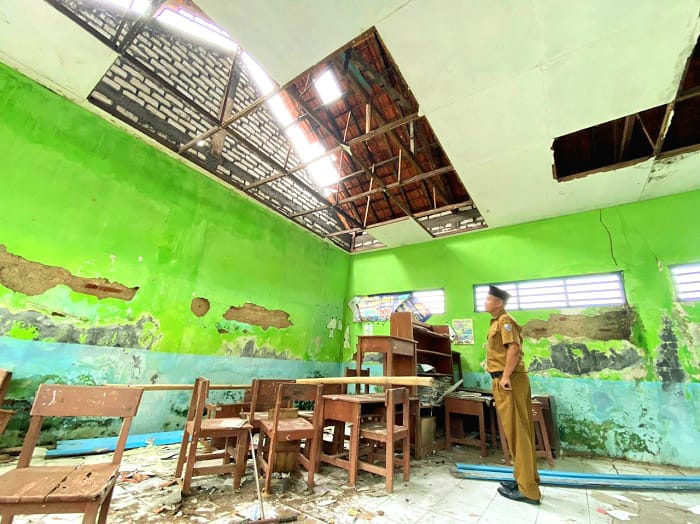 TIDAK LAYAK: Kepsek Suranta saat menunjuk kelas yang mulai ambruk di SDN Margantoko 1, Kecamatan Jrengik, Sampang, Senin (9/2).&nbsp;(AYU LATIFAH/JPRM)