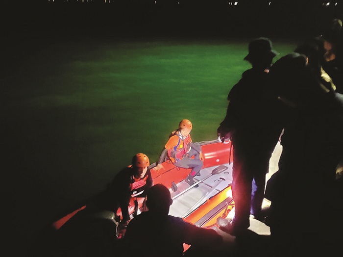 DICARI: Tim gabungan saat melakukan pencarian korban di sekitar Pelabuhan Dungkek, Sumenep, Senin (9/2) malam. (POLRES SUMENEP UNTUK JPRM)