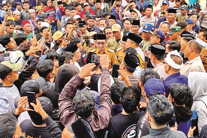 PADATI JALAN: Bupati Pamekasan KH Kholilurrahman menemui massa aksi Selasa (10/2). (FAHMI JALIL/JPRM)