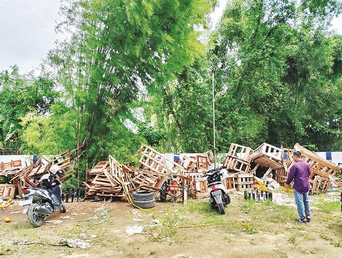 TKP: Warga berada di sekitar area hilangnya hand tractor di halaman Disperta KP Sampang, Rabu (14/1). (UBAIDILLAHIR RAIE/JPRM)