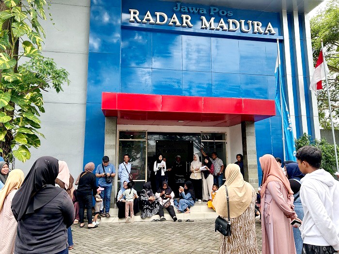 ANTUSIAS: Ratusan peserta Bazar Takjil Ramadan mengikuti proses pengundian di kantor pusat JPRM, Jalan Soekarno-Hatta, Bilaporah, Socah, Bangkalan, Selasa (10/2). (VIVIN AGUSTIN HARTONO/JPRM)