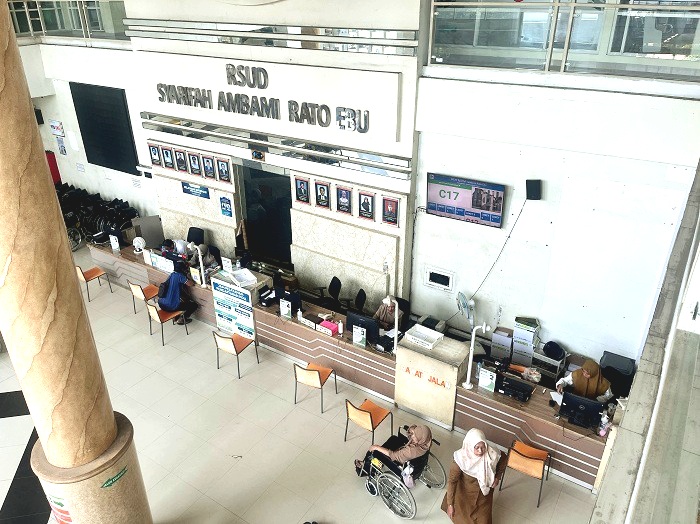 LAYANAN KESEHATAN: Warga berada ruang lobi RSUD Syamrabu Selasa (10/2). (VIVIN AGUSTIN HARTONO/JPRM)