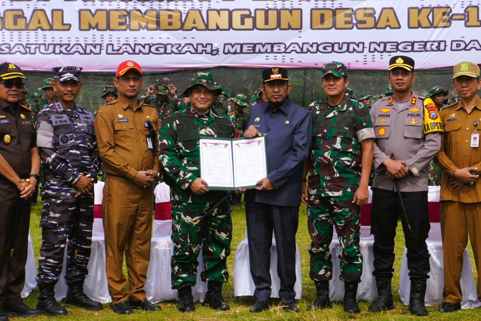 BERSINERGI: Bupati Sumenep Achmad Fauzi Wongsojudo bersama Dansatgas TMMD 127 Kodim 0827/Sumenep saat membuka TMMD Ke-127 2026 di Kecamatan Rubaru, Selasa (11/2).
