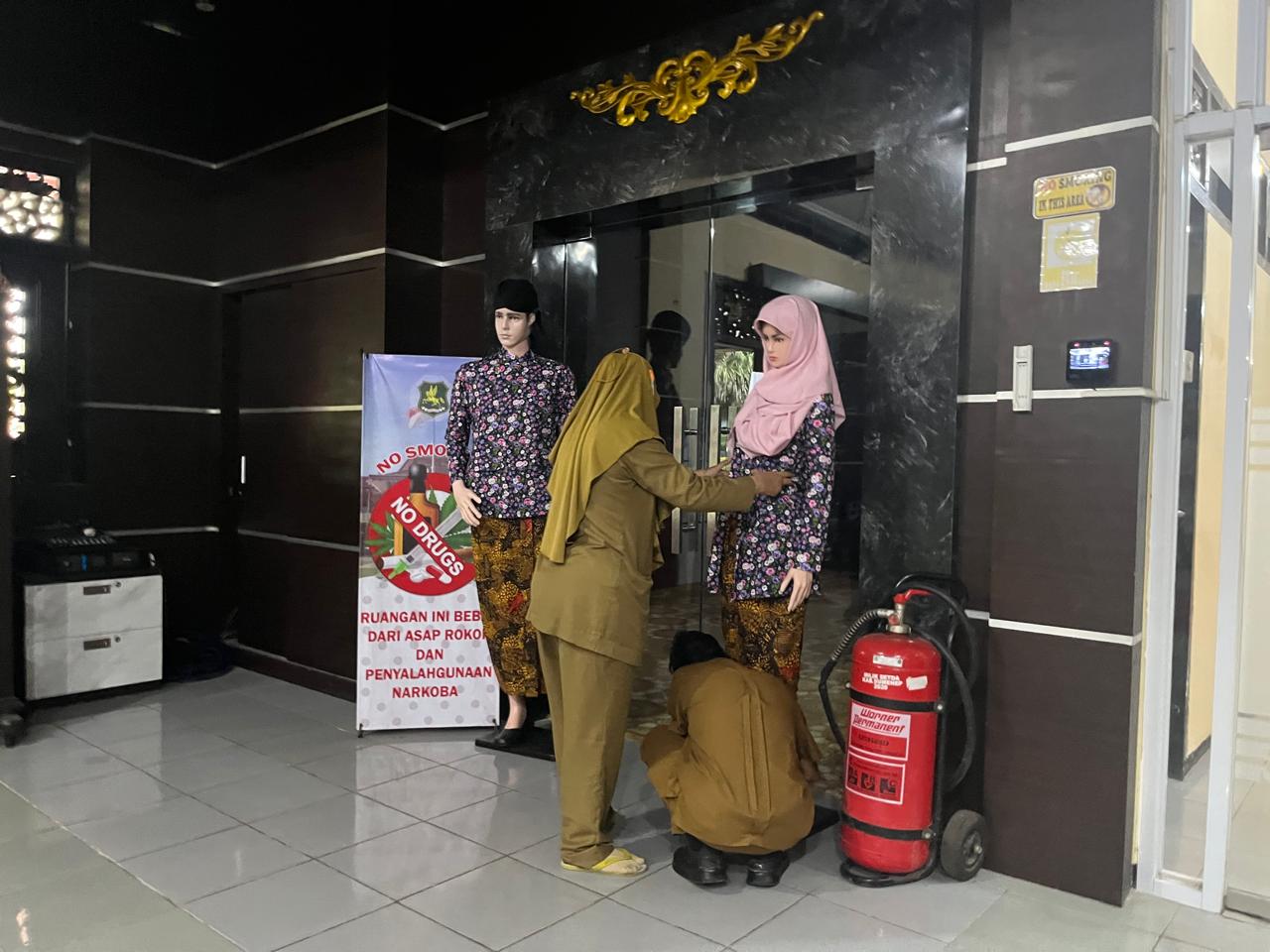 DIPERKENALKAN: sejumlah pegawai sedang memajang contoh busana untuk ASN di kantor Pemkab Sumenep pada Januari lalu.