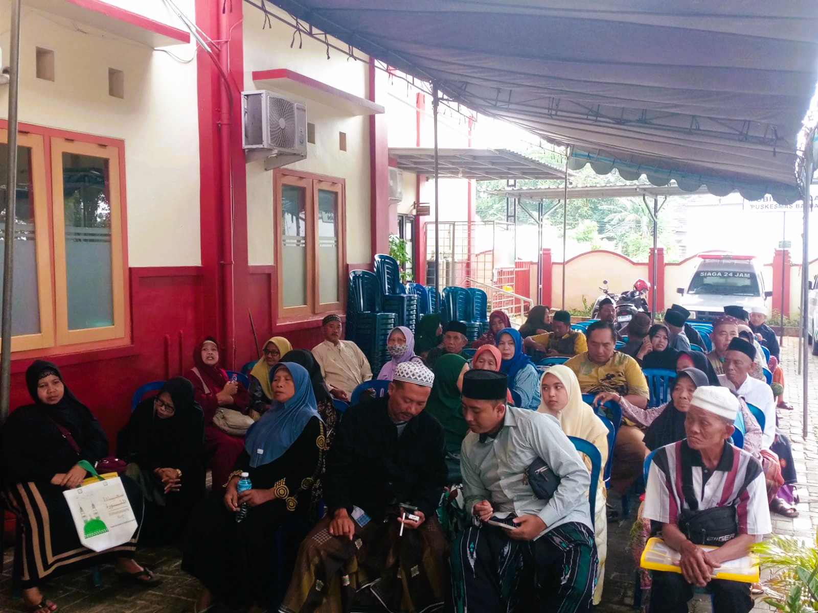 ANTRE: CJH Kabupaten Sumenep tengah menunggu giliran untuk vaksinasi di Puskesmas Batuan, Sumenep, Selasa (10/2).