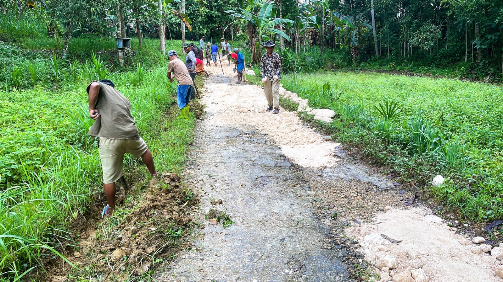 SOLID: Warga Dusun Laok Gunung, Desa Sana Daja, Kecamatan Pasean, sedang melakukan perbaikan jalan poros kabupaten, Senin (9/2).
