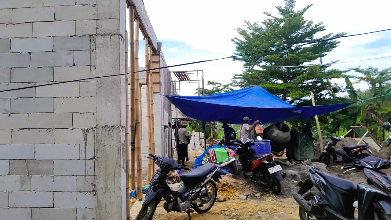 PROGRAM NASIONAL: Pekerja sedang menyelesaikan proyek pembangunan gerai KDKMP di Desa Murtajih, Kecamatan Pademawu, Pamekasan, Sabtu (7/2).