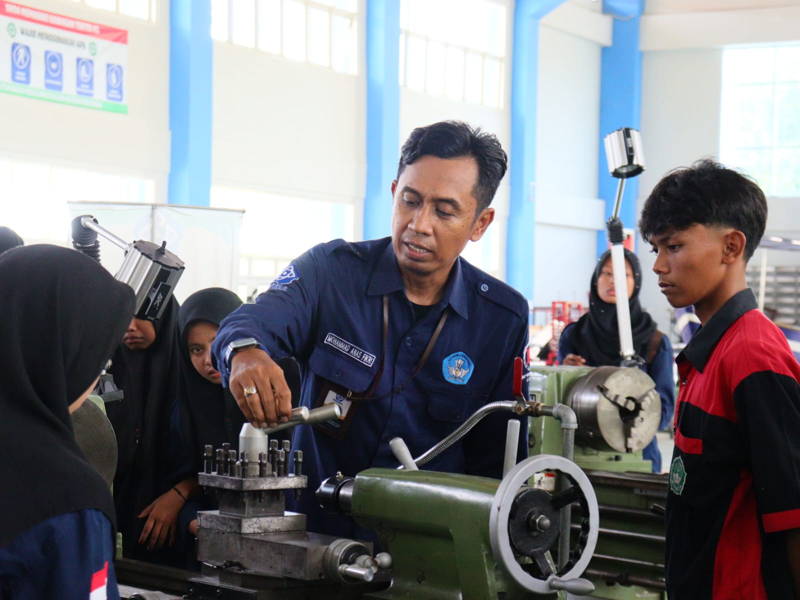 FOKUS: Siswa SMK sedang menyimak penjelasan dosen saat berkunjung ke Bengkel Konstruksi Poltera.