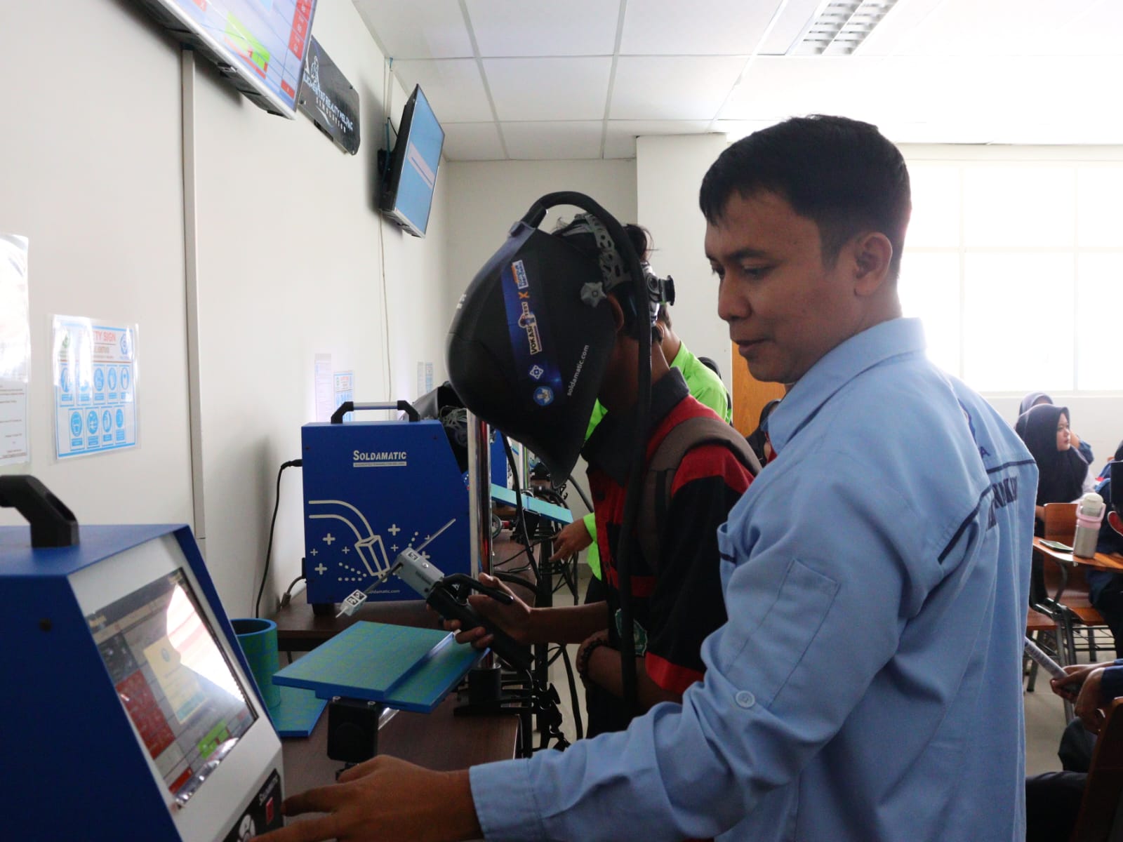 CANGGIH: Siswa SMK mencoba menggunakan teknologi Augmented Reality Welding, menghadirkan simulasi pengelasan modern yang aman, presisi, dan bisa menjawab kebutuhan industri saat berkunjung ke Bengkel