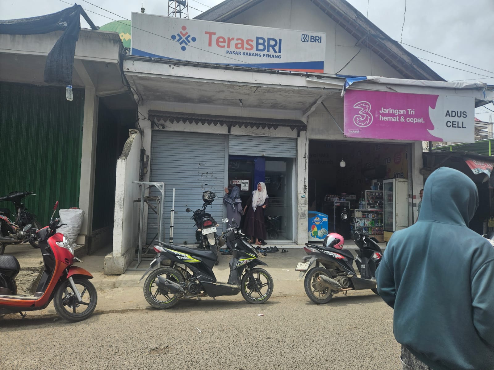 DIKELUHKAN: Nasabah hendak masuk untuk mengakses layanan Teras BRI Karang Penang, Selasa (10/2).