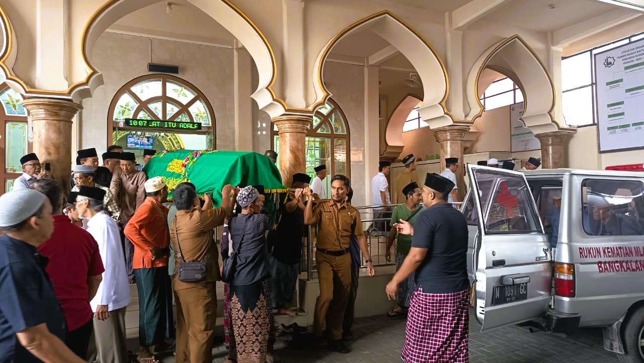 BERDUKA: Warga membawa jenazah Azfar Burhan usai disalatkan di Masjid Baiturrachim Perumda Bangkalan, Selasa (10/2).