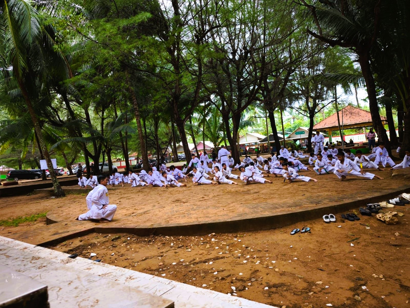 FOKUS: Karateka Inkai melakukan kenaikan di Pantai Slopeng, Sumenep, Minggu (8/2).
