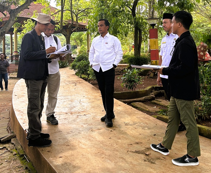 RUANG TERBUKA HIJAU: Bupati Lukman Hakim meninjau Alun-Alun Bangkalan Rabu (11/2). (VIVIN AGUSTIN HARTONO/JPRM)