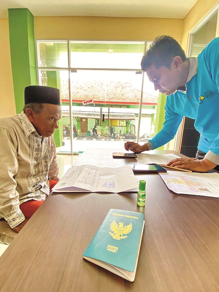 TAHAPAN: Petugas saat membantu pembuatan visa CJH di Kantor Kemenhaj Sampang Jumat (6/2). (AYU LATIFAH/JPRM)