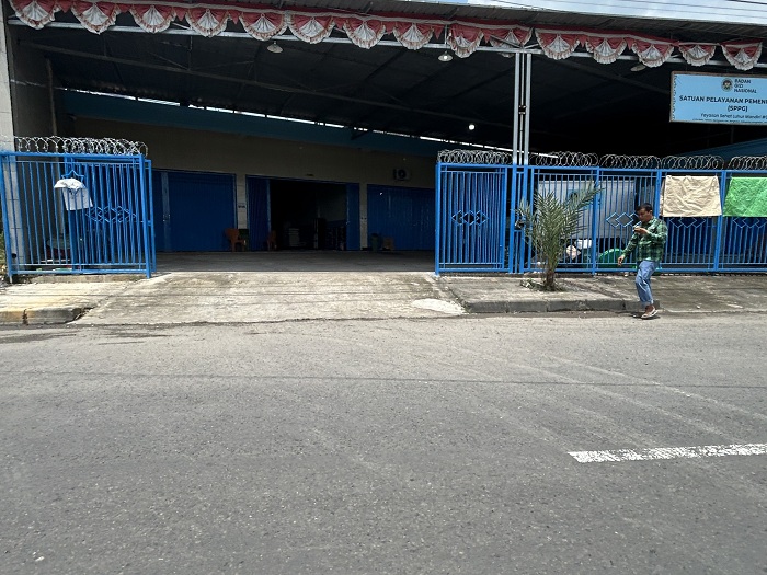 LENGANG: Warga berjalan di depan satuan pelayanan pemenuhan gizi (SPPG) di Jalan Kinibalu Bangkalan Rabu (11/2). (VIVIN AGUSTIN HARTONO/JPRM)