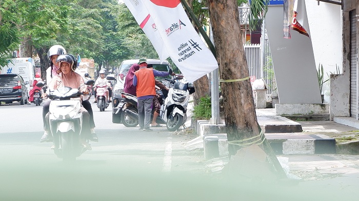 PERLU DIBINA: Juru parkir (jukir) di Jalan KH Moh. Kholil Bangkalan tengah bertugas kemarin. (VIVIN AGUSTIN HARTONO/JPRM)