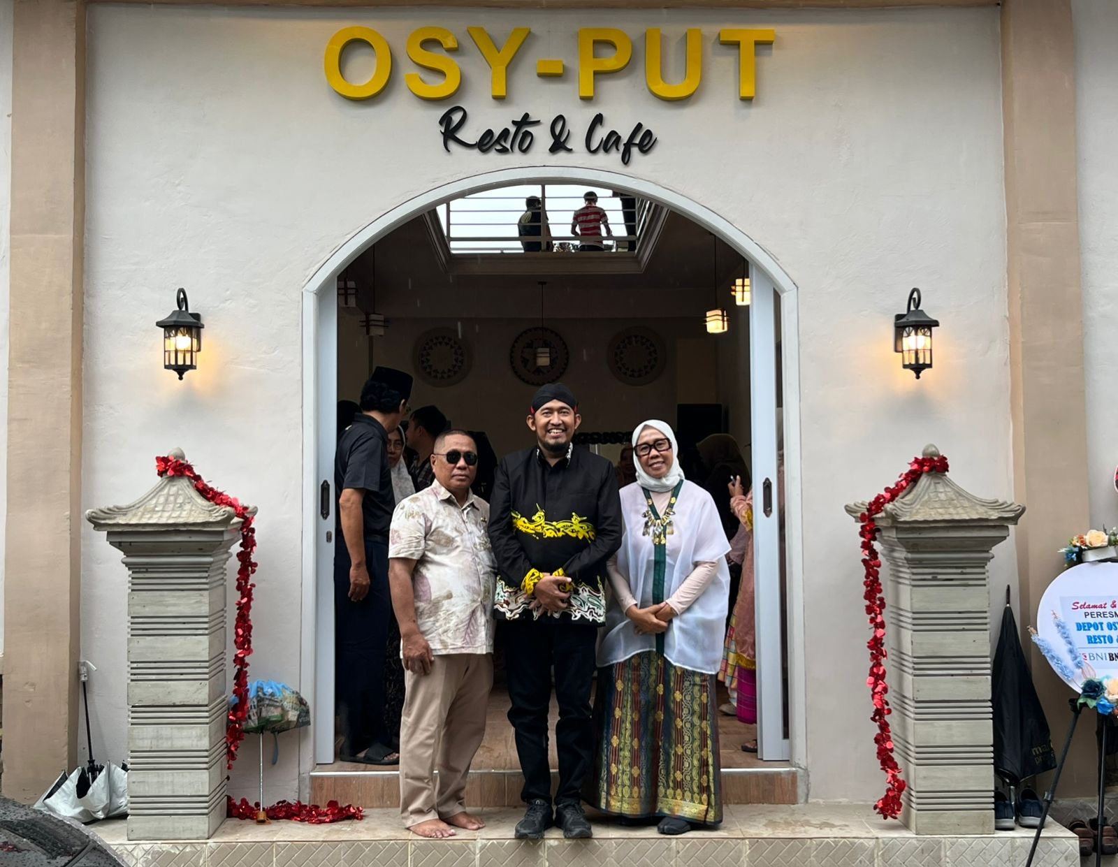 Owner Osy-Put Resto & Cafe berfoto bersama Bupati Achmad Fauzi Wongsojudo seusai peresmian tempat baru di Perum BTN Arya Wiraraja, Jalan Arya Wiraraja Depan Rumah Sakit Umum Sumekar.