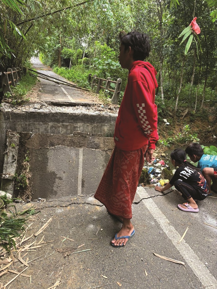 TERPUTUS: Warga sedang berada di sekitar jembatan ambruk di Dusun Rek Kerrek, Desa Rek Kerrek, Kecamatan Palengaan, Pamekasan, &nbsp;Kamis (12/2). (ATIQURRAHMAN UNTUK JPRM)