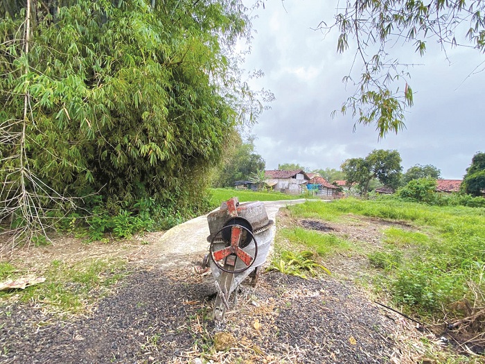 BELUM SELESAI: Kondisi proyek jalan Desa Margantoko, Kecamatan Jrengik, Sampang, yang tidak tunas pekerjaannya, Senin (9/2). (AYU LATIFAH/JPRM)
