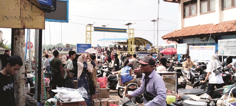 MEMBELUDAK: Sejumlah penumpang antre di Pelabuhan Kalianget, Sumenep, Kamis (12/2). (FADLAN UNTUK JPRM)