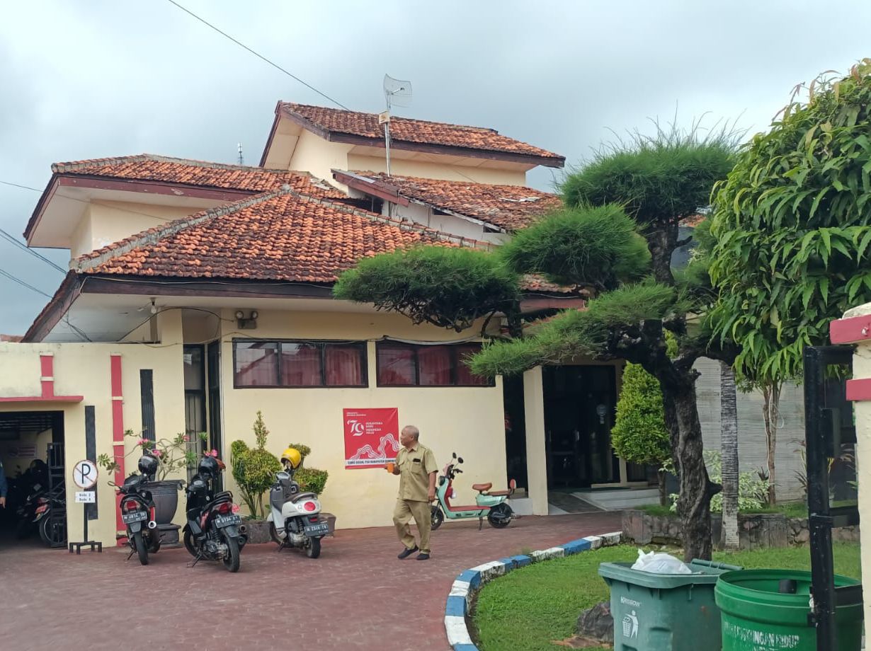 MEGAH: Warga sedang berada di kantor Dinsos P3A Sumenep di Kelurahan Pajagalan, Kecamatan Kota, Rabu (11/2).