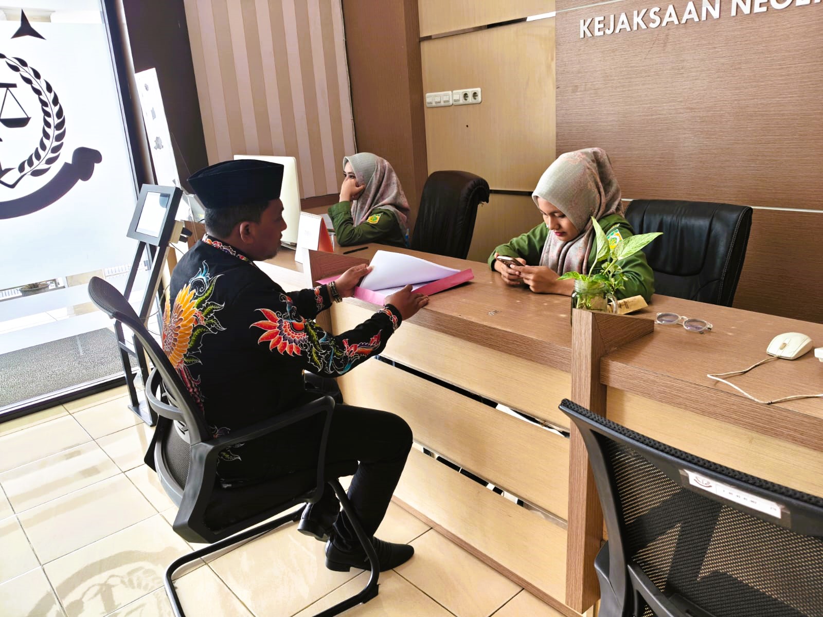 PENUHI PANGGILAN: Pelapor Achmad Salim mendatangi kantor Kejari Pamekasan, Rabu (11/2).
